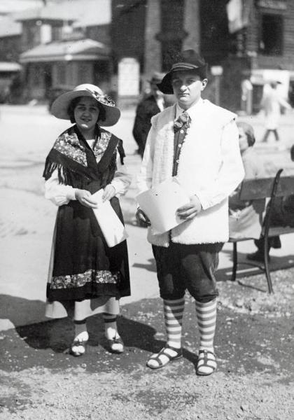 Fiera di Milano - Campionaria 1931 - Donna e uomo in costume tradizionale