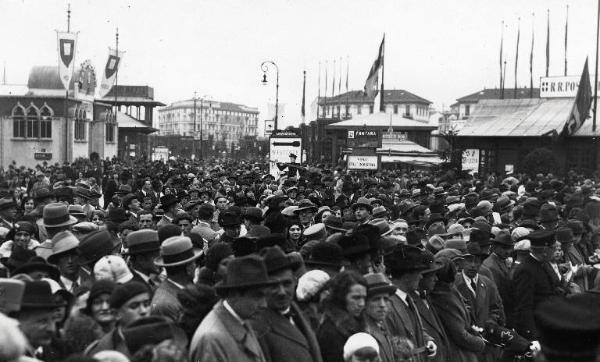 Fiera di Milano - Campionaria 1931 - Viale dell'arte - Folla di visitatori