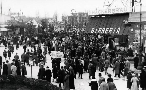 Fiera di Milano - Campionaria 1931 - Viale della scienza all'incrocio con il viale dell'agricoltura - Folla di visitatori