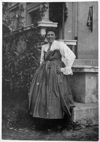 Fiera di Milano - Campionaria 1931 - Donna in costume tradizionale