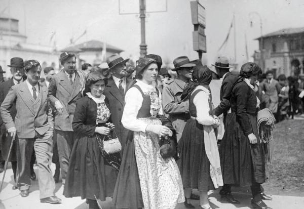 Fiera di Milano - Campionaria 1931 - Gruppo di donne in costume tradizionale