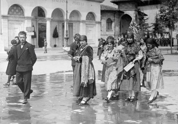 Fiera di Milano - Campionaria 1931 - Gruppo di donne in costume tradizionale