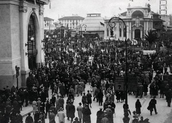 Fiera di Milano - Campionaria 1931 - Piazza Italia e viale delle nazioni - Folla di visitatori