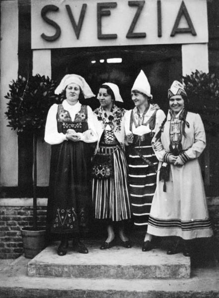 Fiera di Milano - Campionaria 1933 - Gruppo di donne in costume tradizionale svedese