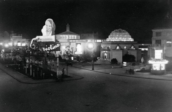 Fiera di Milano - Campionaria 1933 - Viale dell'industria - Veduta notturna