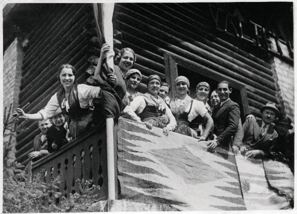 Fiera di Milano - Campionaria 1933 - Gruppo di donne in costume tradizionale della Valtellina