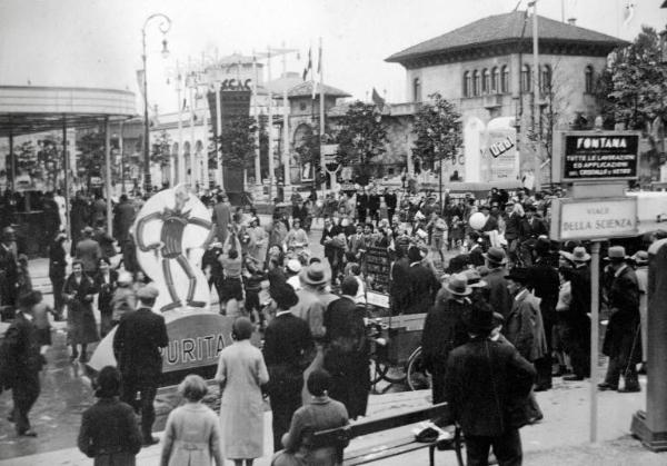 Fiera di Milano - Campionaria 1933 - Sfilata di carri pubblicitari del tessile italiano Italrayon