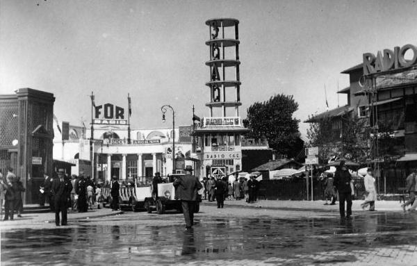 Fiera di Milano - Campionaria 1933 - Viale dell'arte all'incrocio con viale dell'industria