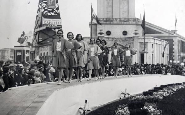 Fiera di Milano - Campionaria 1934 - Sfilata di moda della Italrayon