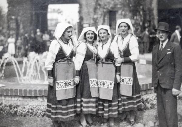 Fiera di Milano - Campionaria 1934 - Donne in costume tradizionale
