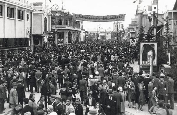 Fiera di Milano - Campionaria 1934 - Viale del commercio - Folla di visitatori