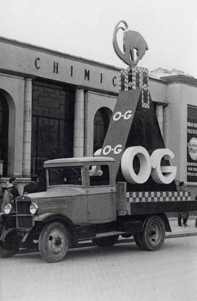 Fiera di Milano - Campionaria 1934 - Autoveicolo pubblicitario del marchio O.G