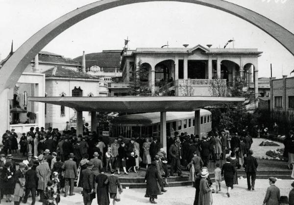 Fiera di Milano - Campionaria 1934 - Area espositiva all'aperto con littorina Fiat