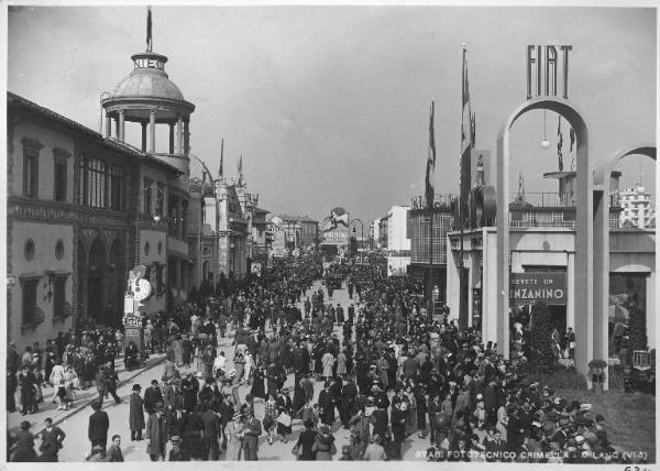 Fiera di Milano - Campionaria 1935 - Viale dell'industria - Folla di visitatori