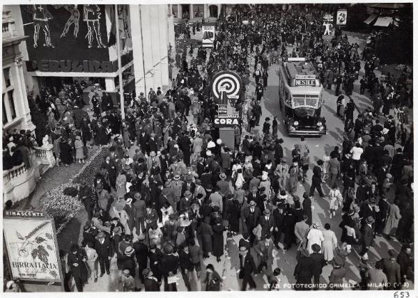 Fiera di Milano - Campionaria 1935 - Viale della scienza - Folla di visitatori