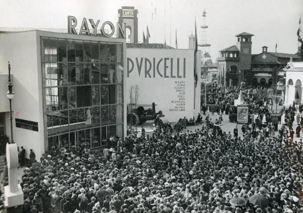 Fiera di Milano - Campionaria 1935 - Folla di visitatori davanti al padiglione della Italrayon