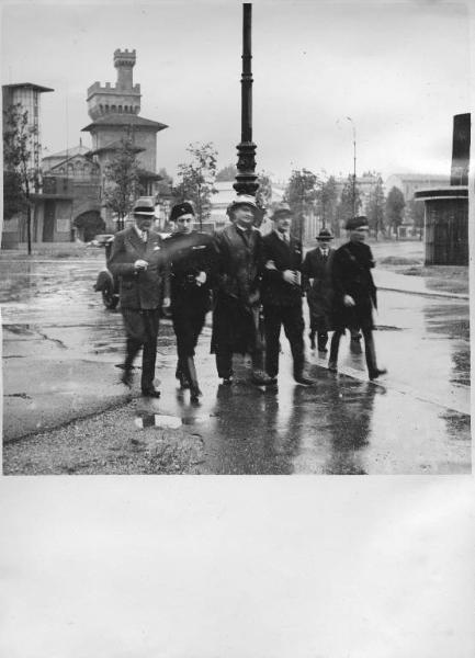 Fiera di Milano - Salone internazionale aeronautico 1935 - Visita del prefetto di Milano Riccardo Motta e del Federale di Milano Rino Parenti ai lavori di preparazione