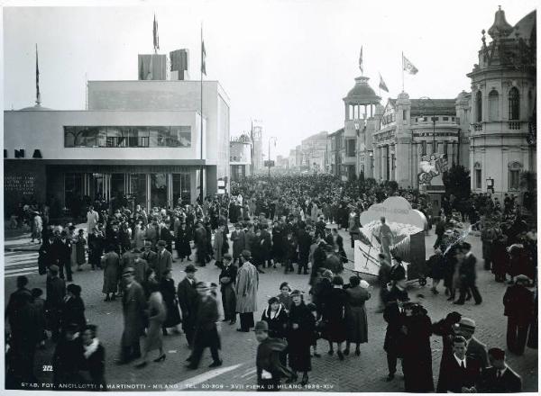 Fiera di Milano - Campionaria 1936 - Viale dell'industria - Folla di visitatori