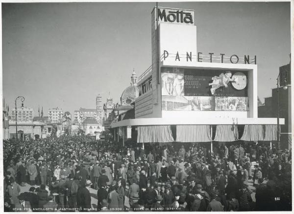 Fiera di Milano - Campionaria 1936 - Viale della scienza - Folla di visitatori