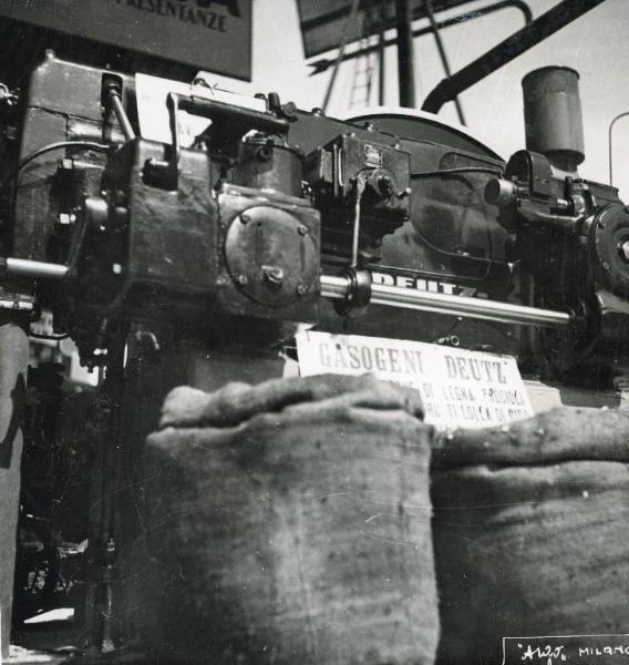 Fiera di Milano - Campionaria 1936 - Tettoia delle macchine agricole - Macchina della Deutz