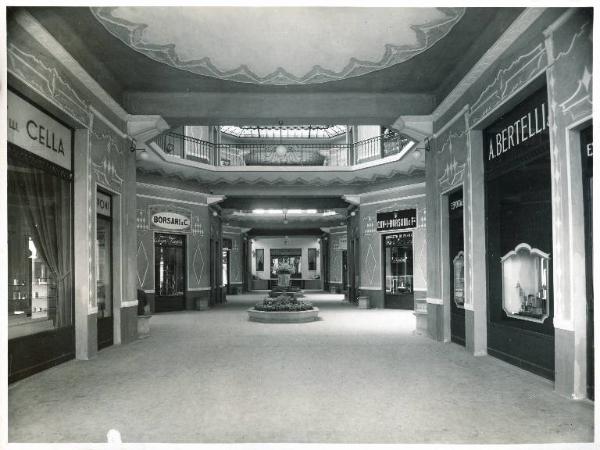 Fiera di Milano - Campionaria 1936 - Padiglione dei profumi - Atrio interno e corridoio