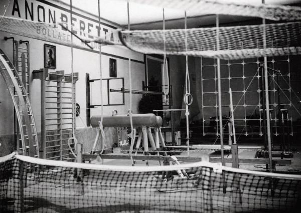 Fiera di Milano - Campionaria 1936 - Padiglione dello sport - Stand di attrezzi sportivi della Anon. Beretta & C.