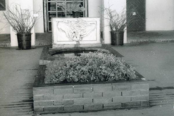 Fiera di Milano - Campionaria 1936 - Fontana con altorilievo scultoreo