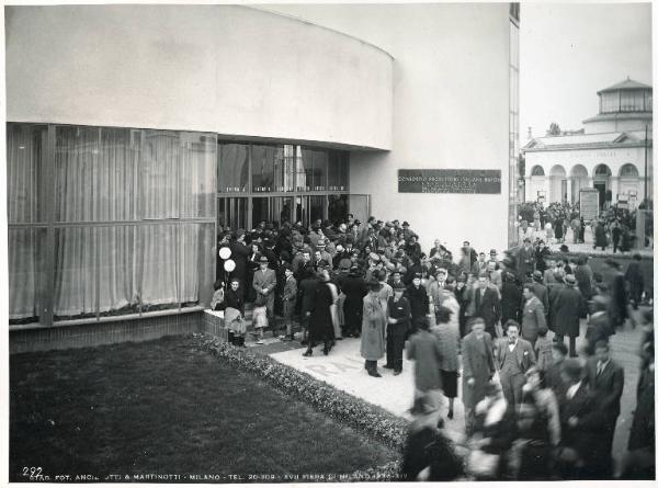 Fiera di Milano - Campionaria 1936 - Padiglione della Italrayon - Folla di visitatori all'entrata
