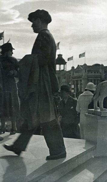 Fiera di Milano - Campionaria 1936 - Visitatori all'entrata di un padiglione