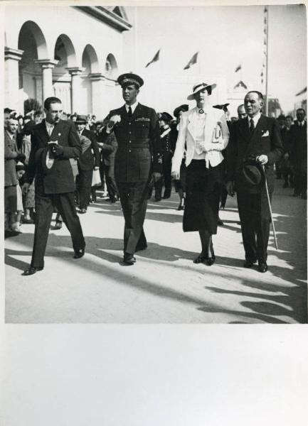 Fiera di Milano - Campionaria 1937 - Visita del duca d'Aosta Amedeo di Savoia e della moglie Anna d'Orleans