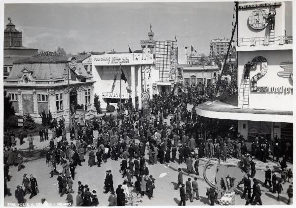 Fiera di Milano - Campionaria 1937 - Viale della scienza - Folla di visitatori