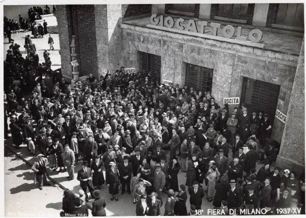 Fiera di Milano - Campionaria 1937 - Padiglione della Mostra del giocattolo - Folla di visitatori all'entrata