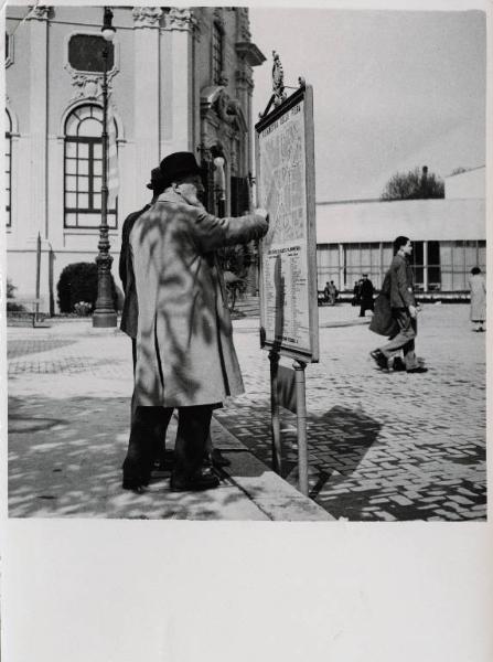 Fiera di Milano - Campionaria 1937 - Visitatori davanti al cartellone con la planimetria