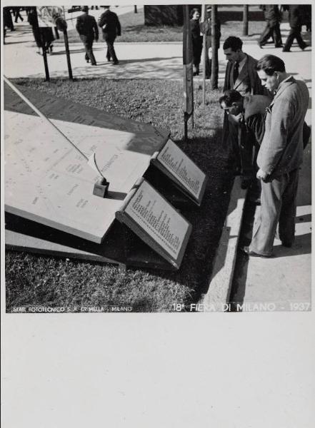 Fiera di Milano - Campionaria 1937 - Visitatori davanti al cartellone con la planimetria