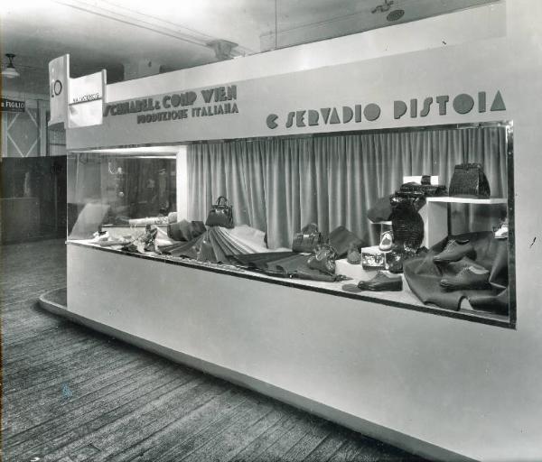 Fiera di Milano - Campionaria 1937 - Padiglione delle industrie del cuoio - Stand della ditta G. Maraolo