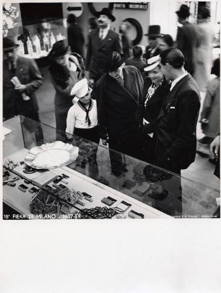 Fiera di Milano - Campionaria 1937 - Padiglione delle industrie chimiche - Visitatori in uno stand