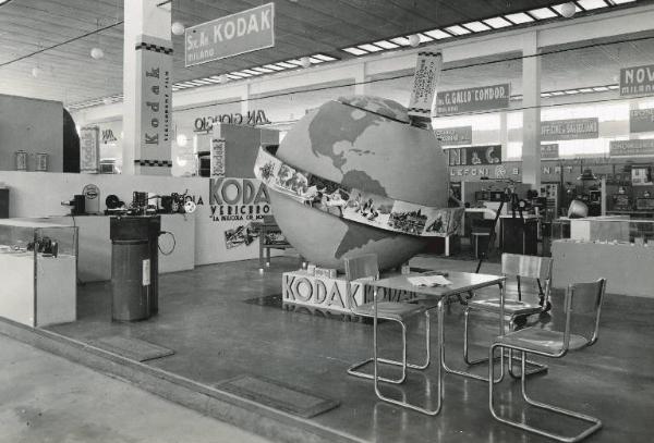 Fiera di Milano - Campionaria 1937 - Padiglione della radio-cine, ottica e fotografia - Sala interna