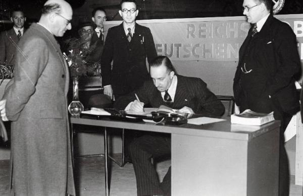 Fiera di Milano - Salone internazionale aeronautico 1937 - Visita di Alfonso XIII di Borbone