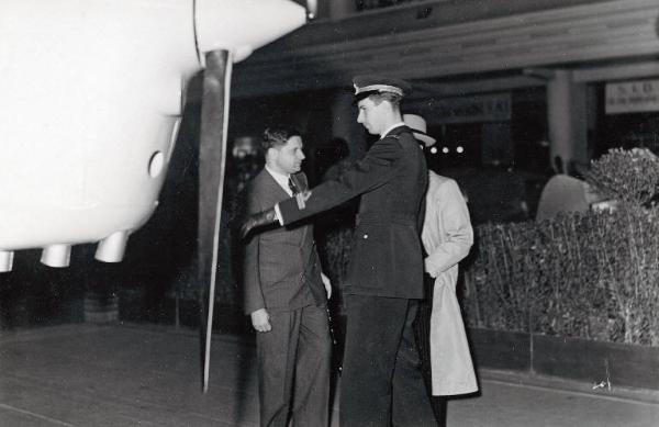 Fiera di Milano - Salone internazionale aeronautico 1937 - Visita dell'addetto al settore tedesco