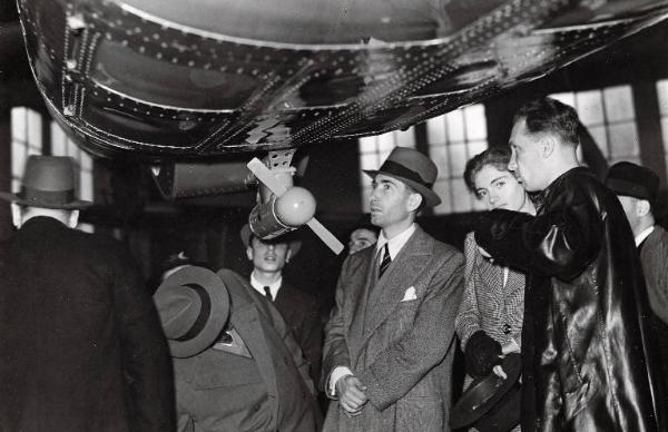 Fiera di Milano - Salone internazionale aeronautico 1937 - Settore italiano - Visitatori