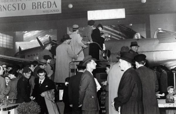 Fiera di Milano - Salone internazionale aeronautico 1937 - Settore italiano - Visitatori