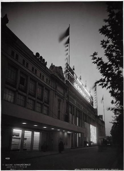 Fiera di Milano - Palazzo dello sport, sede del Salone internazionale aeronautico 1937 - Veduta notturna