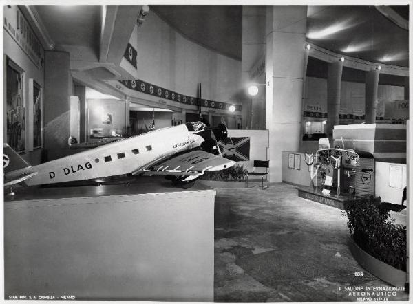 Fiera di Milano - Salone internazionale aeronautico 1937 - Settore servizi aerei civili - Stand della Deutsche Lufthansa