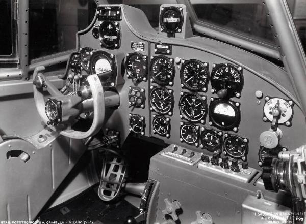 Fiera di Milano - Salone internazionale aeronautico 1937 - Cabina di pilotaggio di un aereo