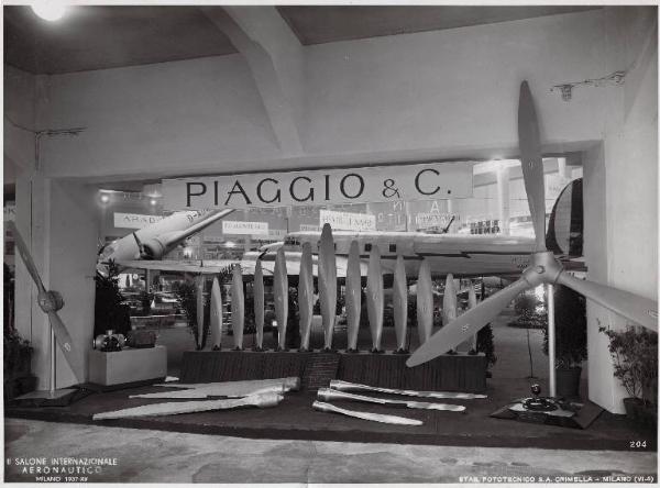 Fiera di Milano - Salone internazionale aeronautico 1937 - Settore accessori, strumenti e materie prime lavorate e semilavorate - Stand di eliche della Piaggio & C.