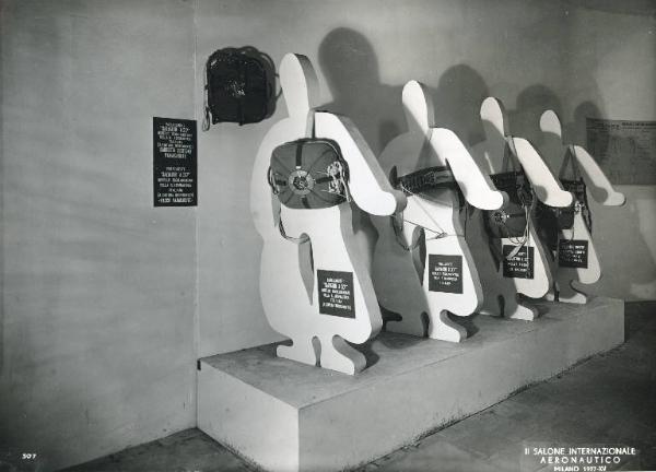 Fiera di Milano - Salone internazionale aeronautico 1937 - Settore accessori, strumenti e materie prime lavorate e semilavorate - Stand di paracadute della Aerostatica Avorio