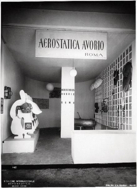 Fiera di Milano - Salone internazionale aeronautico 1937 - Settore accessori, strumenti e materie prime lavorate e semilavorate - Stand di paracadute della Aerostatica Avorio