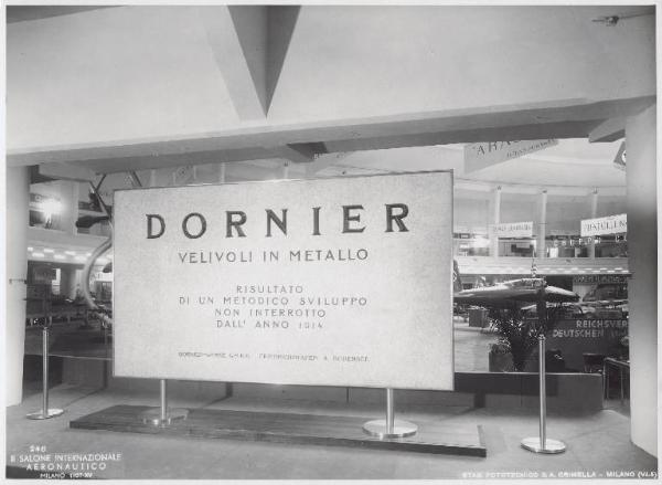 Fiera di Milano - Salone internazionale aeronautico 1937 - Settore accessori, strumenti e materie prime lavorate e semilavorate - Stand di modelli di aerei della Dornier