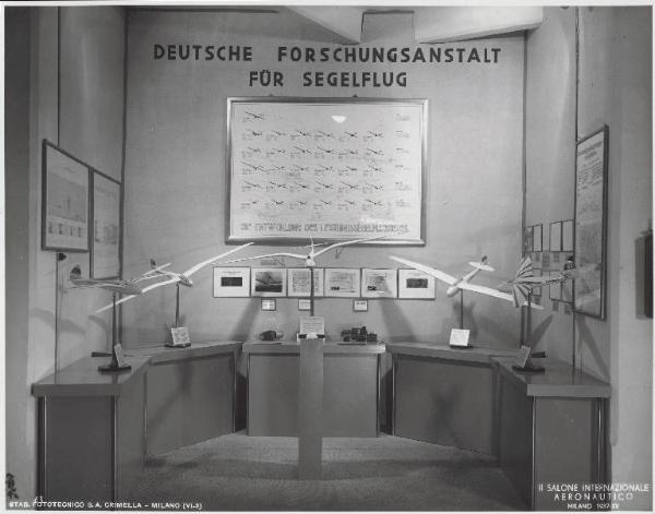 Fiera di Milano - Salone internazionale aeronautico 1937 - Settore accessori, strumenti e materie prime lavorate e semilavorate - Stand del Deutsche Forschungsanstalt für Segelflug (Istituto tedesco per la ricerca nel volo a vela)