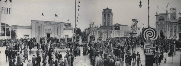 Fiera di Milano - Campionaria 1938 - Piazza Italia - Folla di visitatori